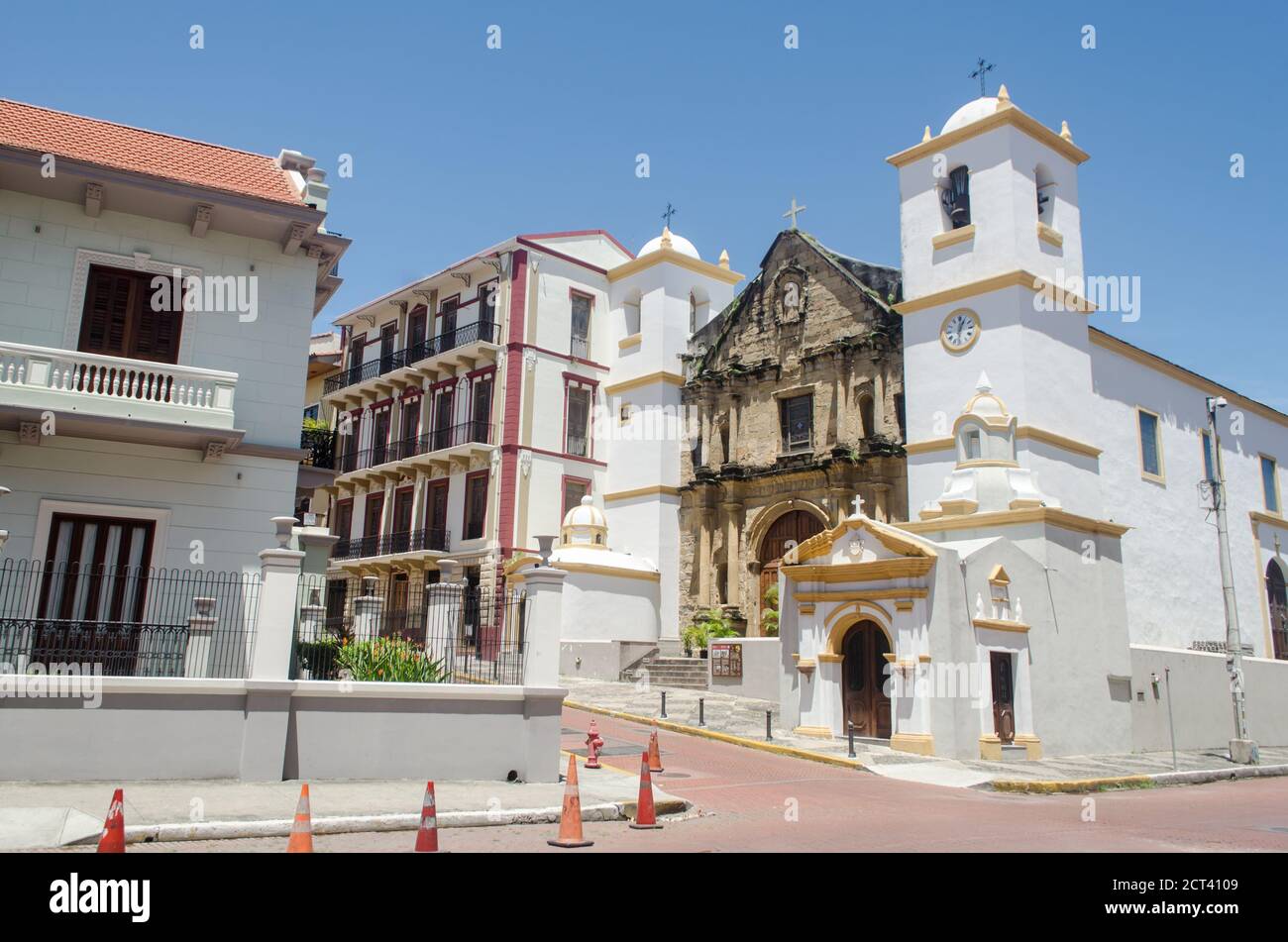 Edificios sobre la Avenida Central en Casco Antiguo Foto de stock