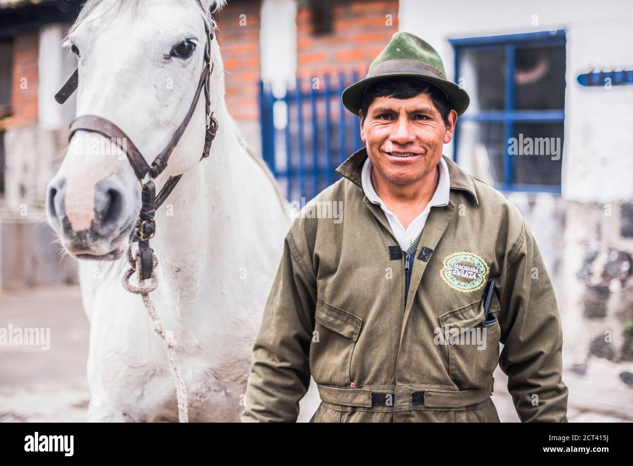 Retrato del hombre estable en los establos de caballos de Hacienda Zuleta, Imbabura, Ecuador, Sudamérica Foto de stock