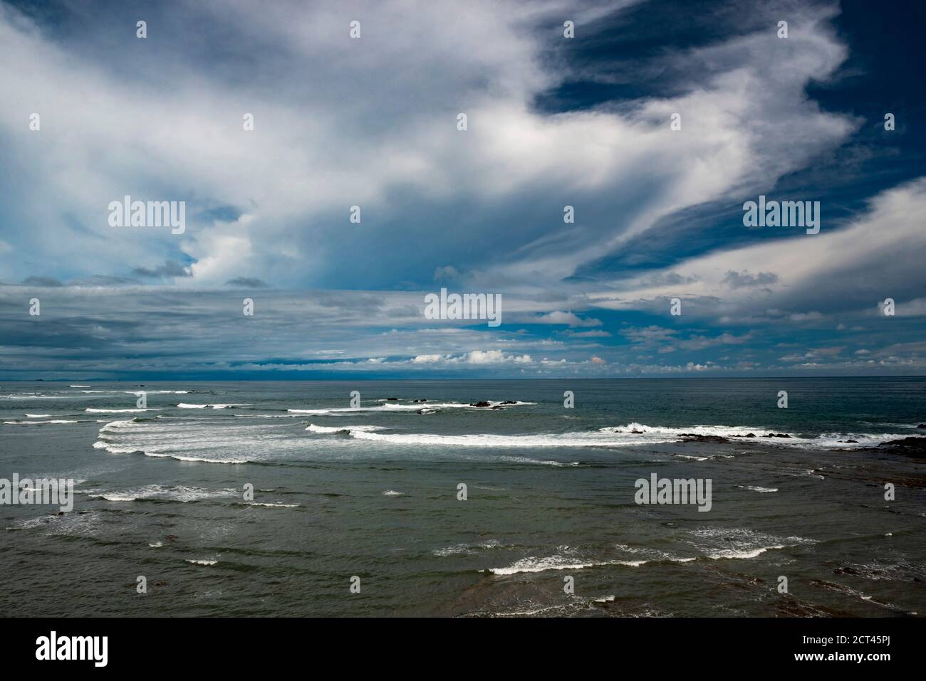 Espectacular paisaje costero con nubes y océano en Dominical, cerca de Uvita, Provincia de Puntarenas, Costa pacífica de Costa Rica Foto de stock