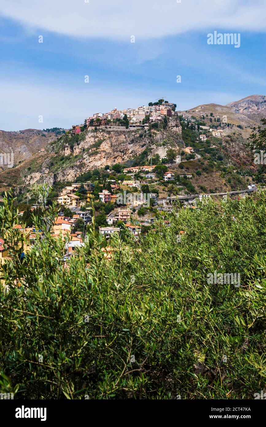Castelmola, un pueblo tradicional siciliano en lo alto de la colina sobre Taormina, Sicilia, Italia, Europa Foto de stock