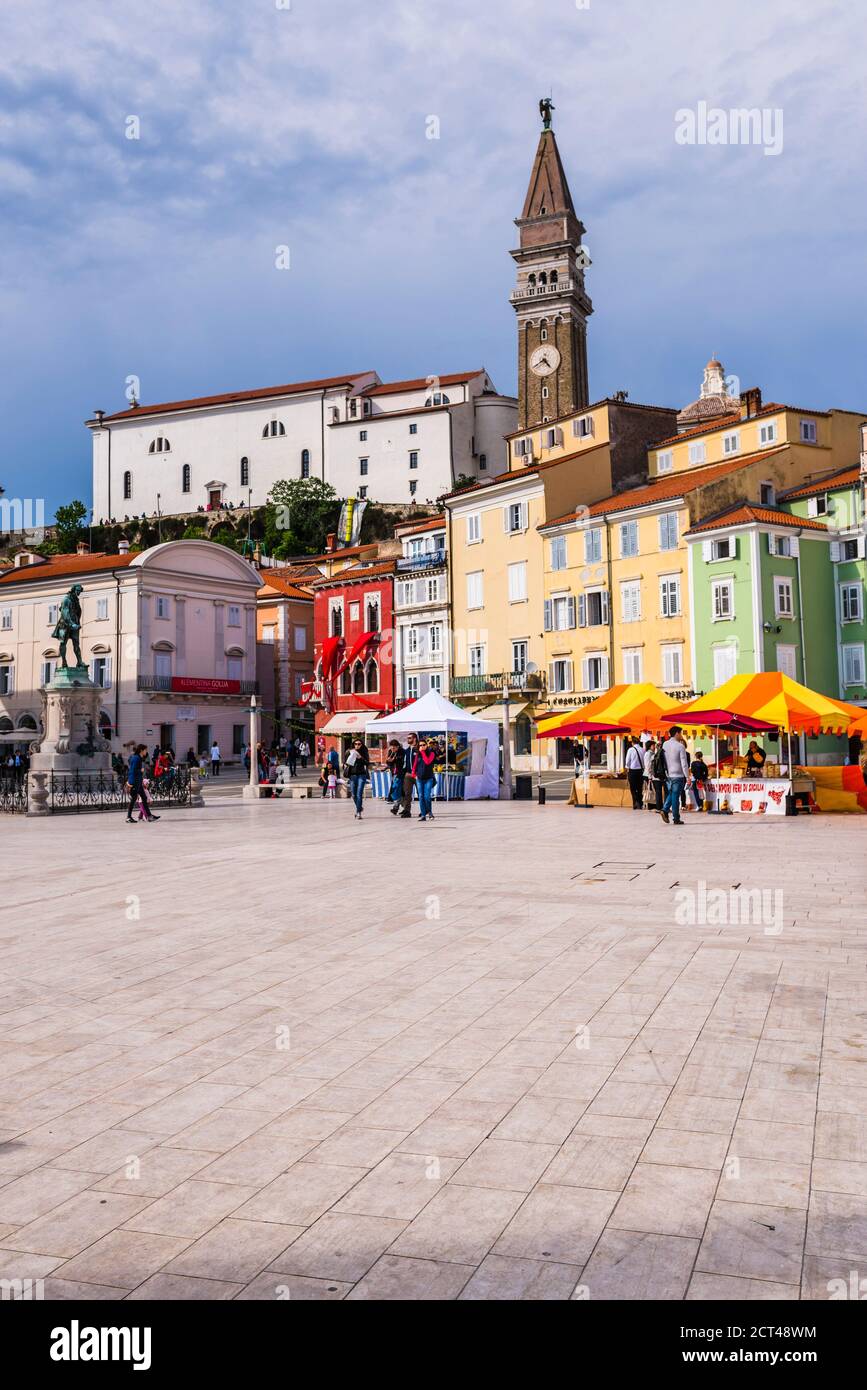 Campanario de la Iglesia de San Jorge, visto desde la plaza Giuseppe Tartini, Piran, Istria eslovena, Eslovenia, Europa Foto de stock