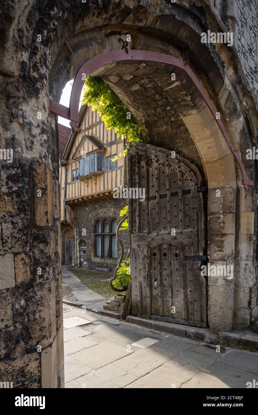 Priory Gate aproximación a la Catedral de Winchester, Winchester, Hampshire, Inglaterra, Reino Unido Foto de stock