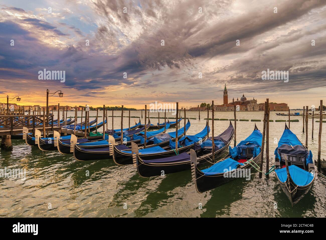 Venecia Italia, amanecer en el horizonte de la ciudad en el Gran Canal con góndola Foto de stock