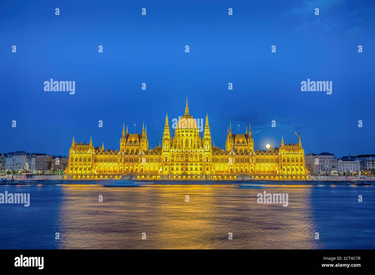 Budapest Hungría, ciudad nocturna en el horizonte del Parlamento húngaro y el río Danubio Foto de stock