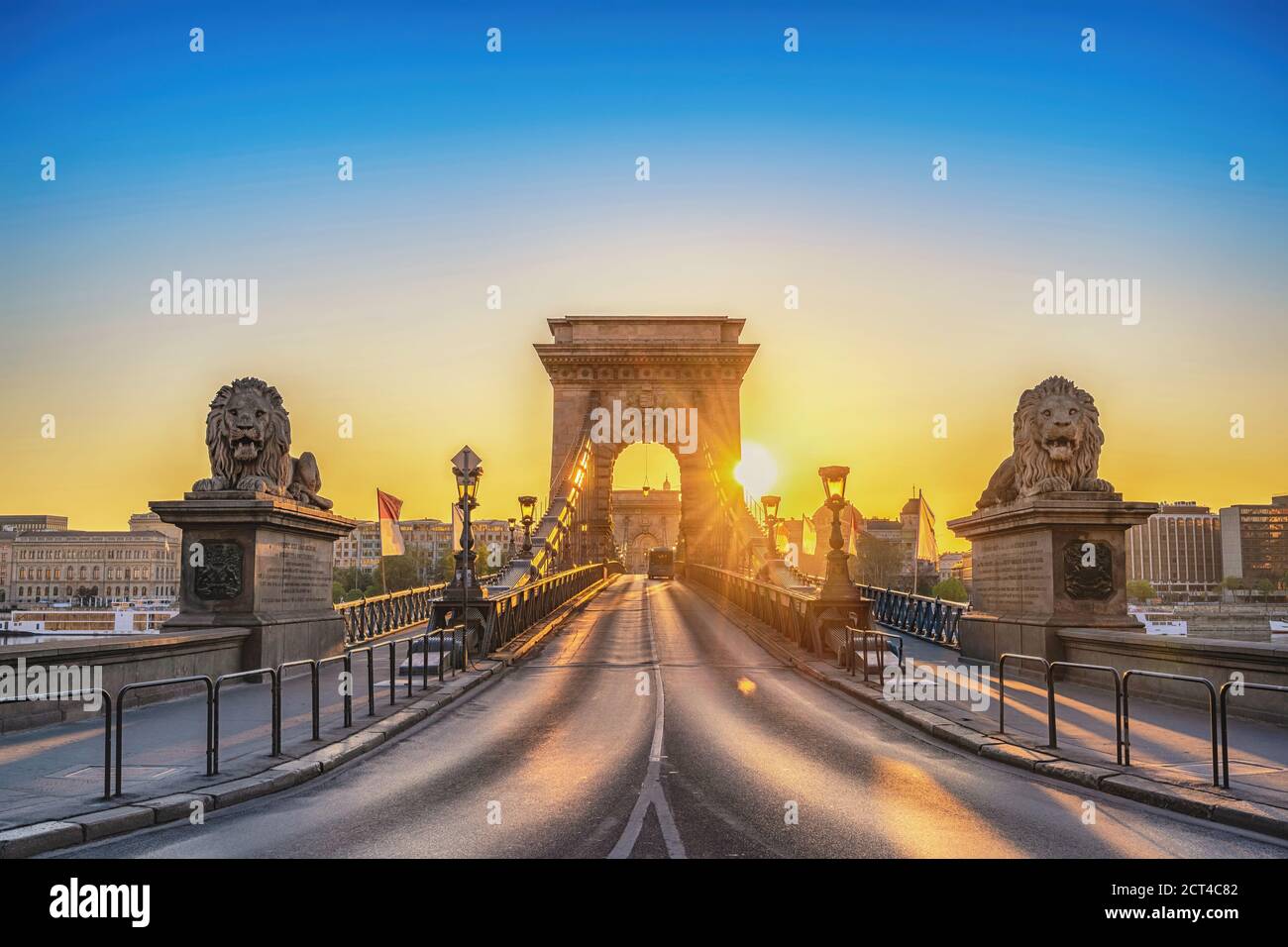Budapest Hungría, el horizonte de la ciudad amanecer en el Puente de las cadenas con la famosa estatua del león Foto de stock