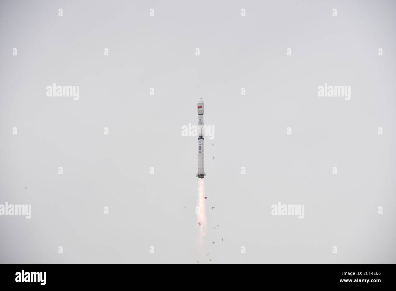 Jiuquan, Centro de lanzamiento de satélites de Jiuquan en el noroeste de China. 21 de septiembre de 2020. Un cohete de larga marcha-4B, que transporta el satélite Haiyang-2C (HY-2C), se lanza desde el Centro de lanzamiento de satélites de Jiuquan, en el noroeste de China, el 21 de septiembre de 2020. El tercer satélite del país para el medio ambiente dinámico oceánico, el HY-2C, formará una red con el anterior HY-2B y el posterior HY-2D para llevar a cabo una vigilancia del medio ambiente marítimo de alta precisión. Crédito: Wang Jiangbo/Xinhua/Alamy Live News Foto de stock