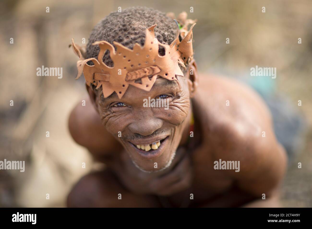 Un feliz San Bushman durante una misión de caza en Namibia. Foto de stock