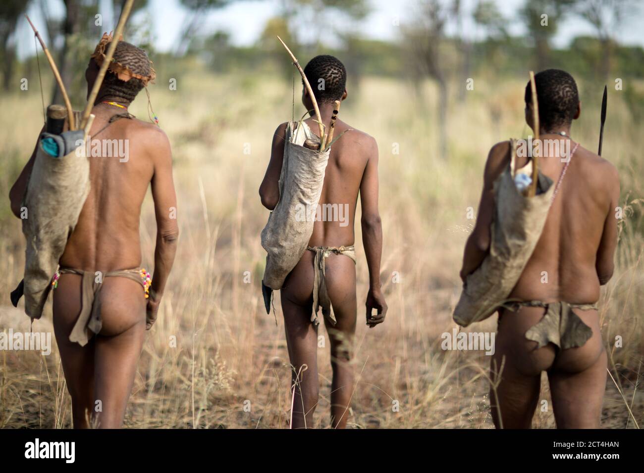 Cazadores de San Bushmen en una misión en Namibia. Foto de stock