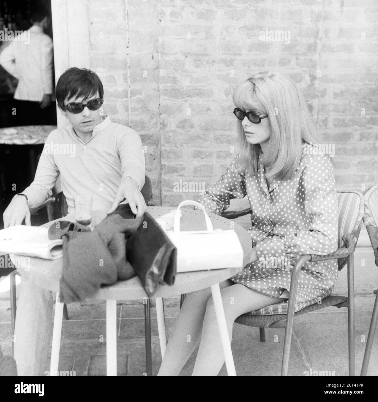 Fotógrafo David Bailey con su esposa, actriz Catherine Deneuve en la 27ª edición del Festival Internacional de Cine de Venecia, Venecia, septiembre de 1966. Foto de stock