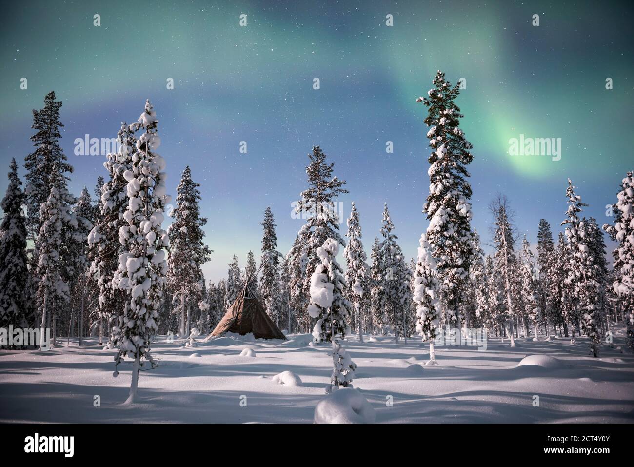 aurora boreal (aurora boreal) sobre una carpa teepee kota en el bosque en invierno en Laponia finlandesa, dentro del Círculo Ártico en Finlandia Foto de stock
