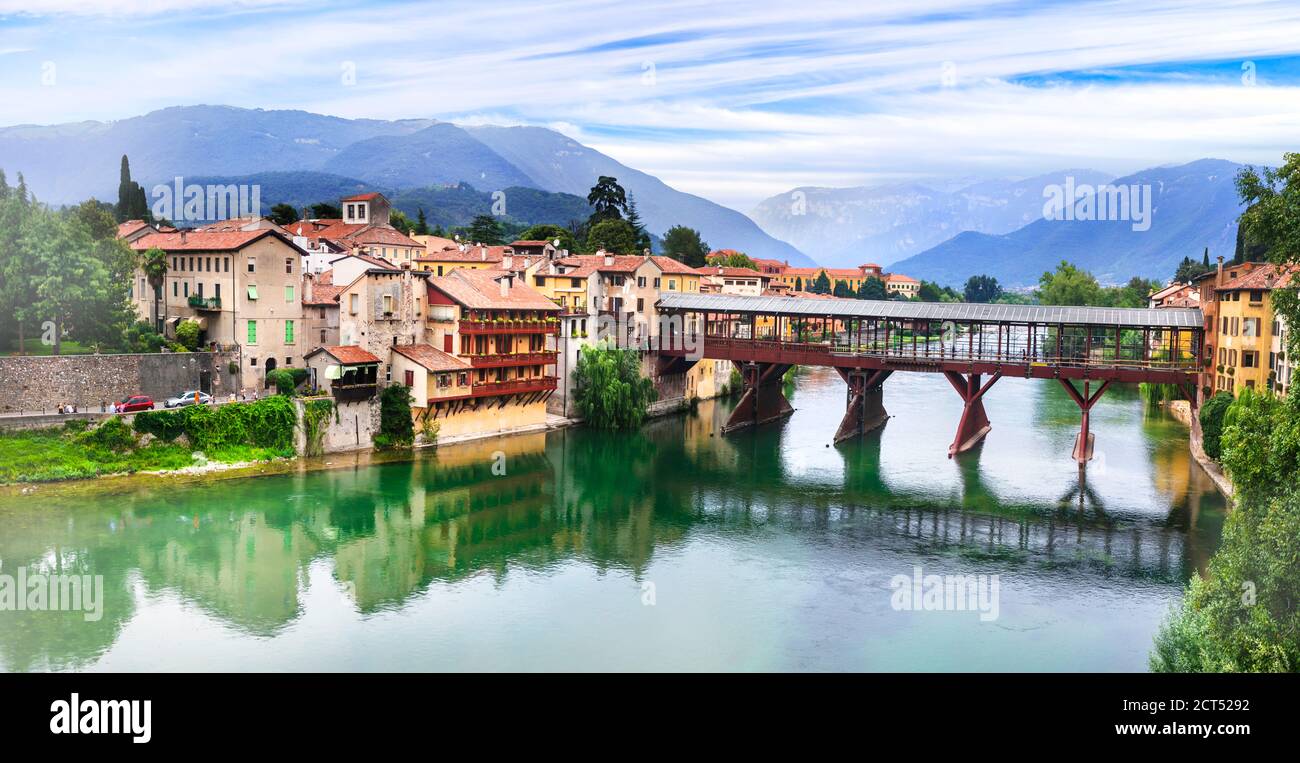 Hermosas ciudades medievales de Italia -pintoresco Bassano del Grappa con famoso puente, provincia de Vicenza, región de Veneto Foto de stock