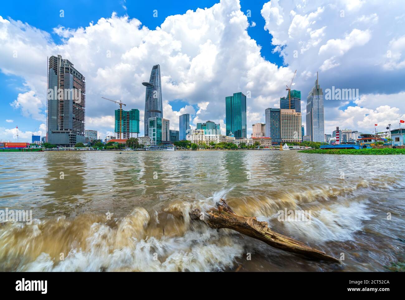 Rascacielos a lo largo del río con torres de oficinas de arquitectura, hoteles, centro cultural y de desarrollo comercial país más en la ciudad de Ho Chi Minh, Vietnam Foto de stock