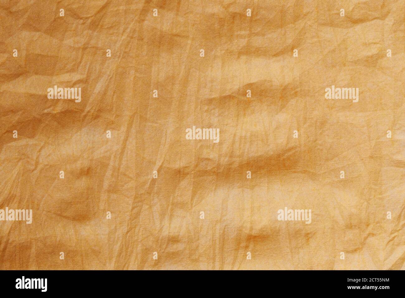 La textura de una servilleta textil desechable de color amarillo-dorado arrugada. Foto de stock