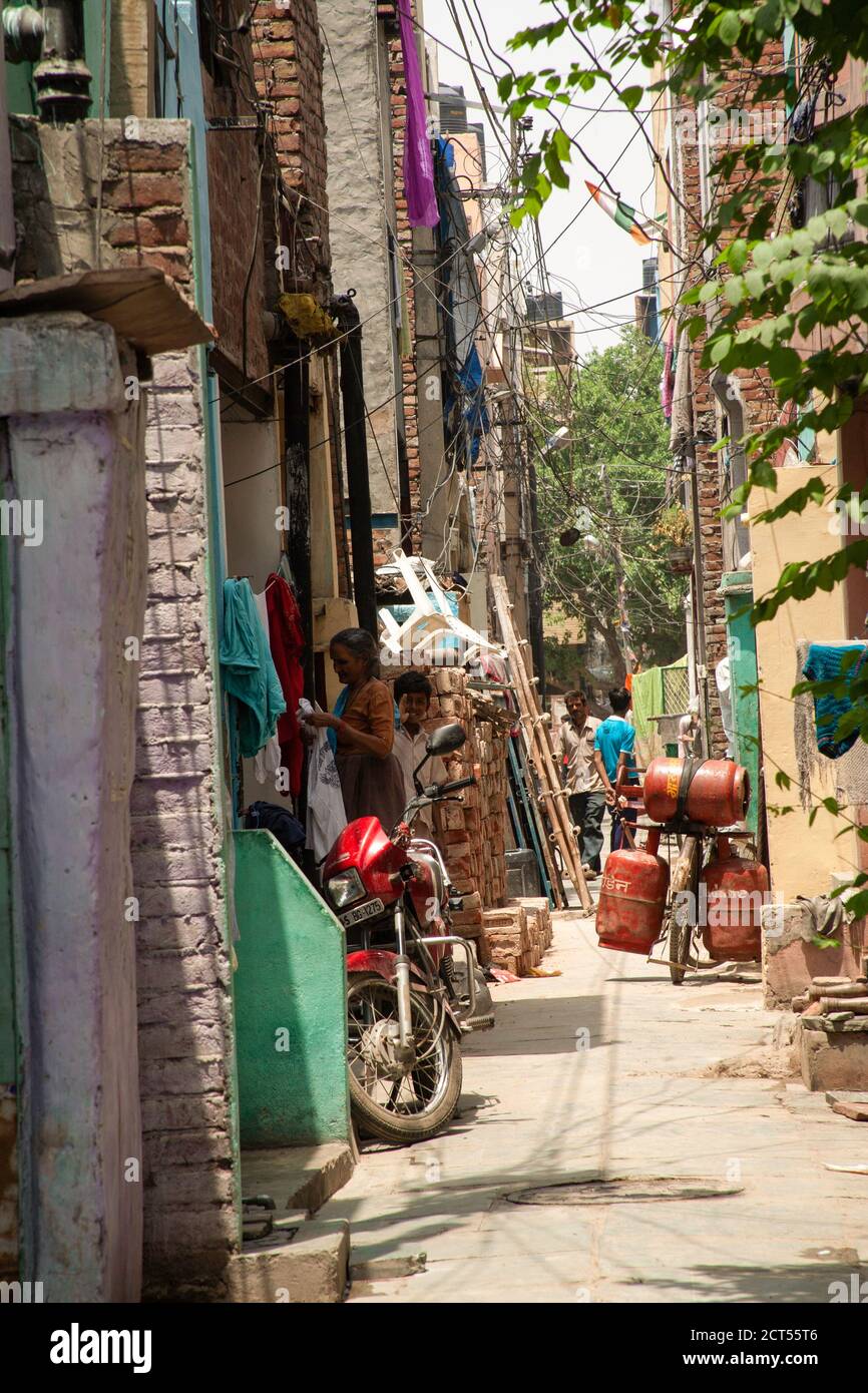 Una calle abarrotada en los barrios de tugurios de Delhi, India Foto de stock