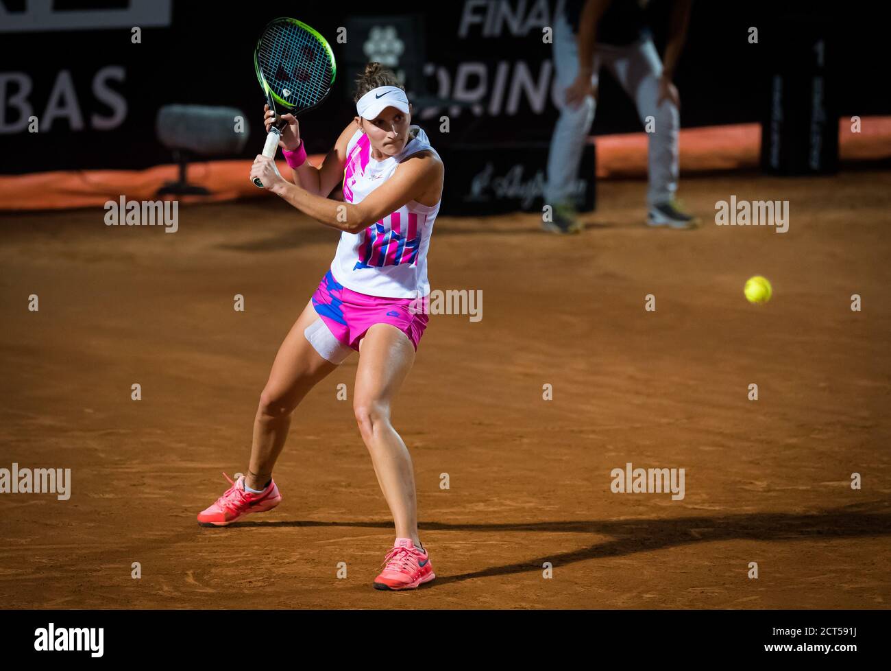 Marketa Vondrousova de la República Checa en acción durante ella Su partido cuarto-final en el 2020 Internazionali BNL d'Italia WTA Premier 5 tenis a. Foto de stock