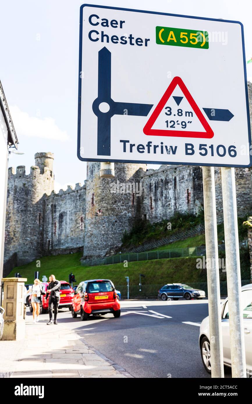 Señal de carretera A55, señal de dirección de carretera, señal de Chester A55, señal de carretera B5106, señal de carretera de Gales, direcciones, señal de restricción de altura, señal de carretera Conwy, Gales, Foto de stock