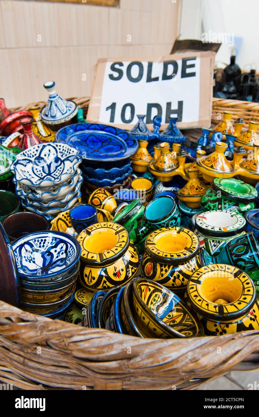 Macetas de cerámica de colores vivos para la venta dentro de la antigua  medina de Essaouira (antes Mogador) en un mercado de recuerdos, Marruecos  Fotografía de stock - Alamy