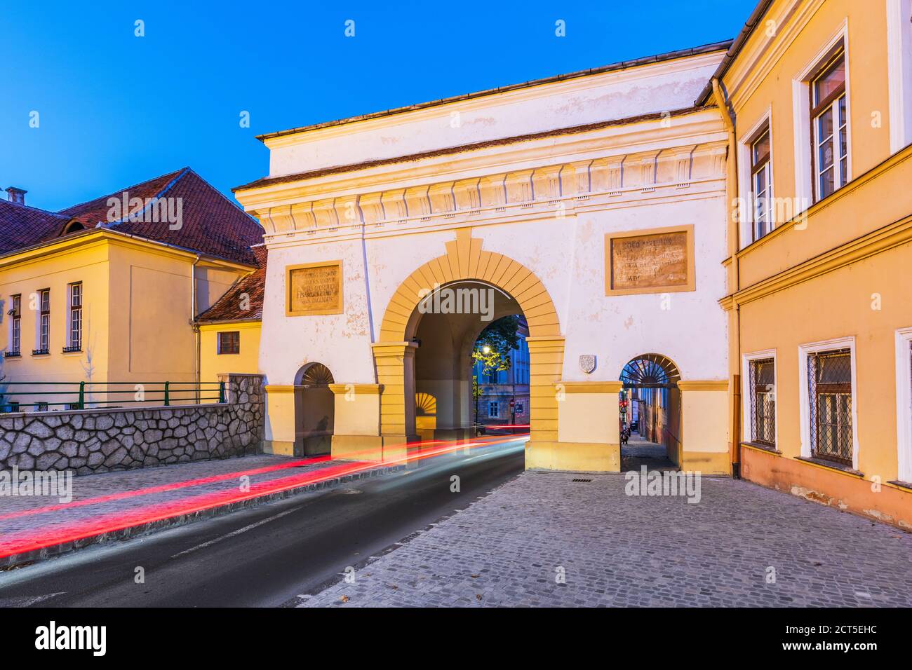 Brasov, Rumania. Puerta de Schei, entrada a la ciudad vieja desde el barrio de Schei. Foto de stock