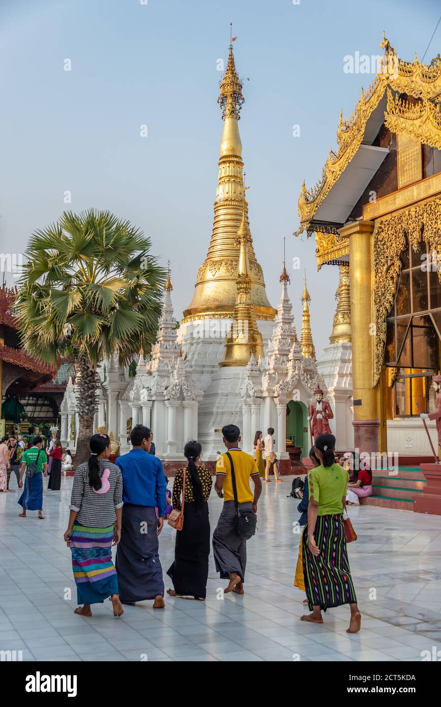Gente que visita la pagoda de Shwedagon, en Yangon Birmania Myanmar Foto de stock