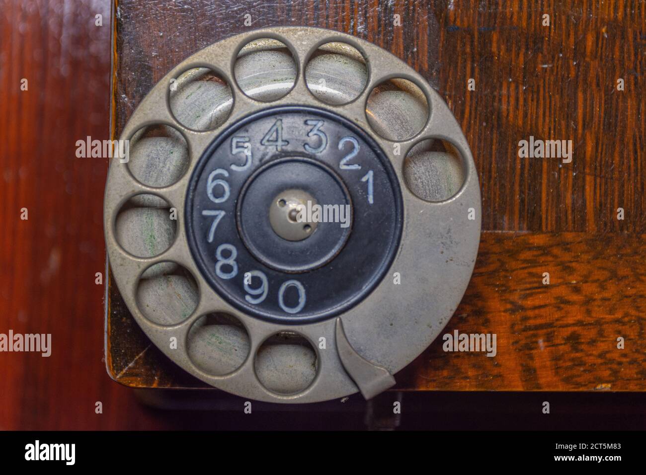 Emigrar oficial prioridad Primer plano de teclado circular de teléfono analógico en madera  antecedentes Fotografía de stock - Alamy