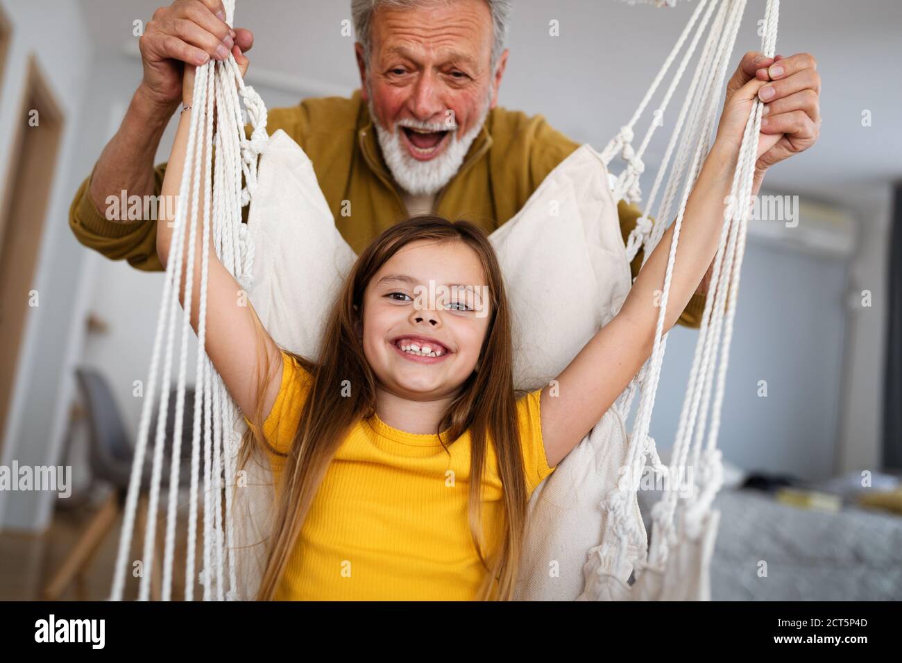 Felicidad familia amor divertido abuelo nieto concepto Foto de stock