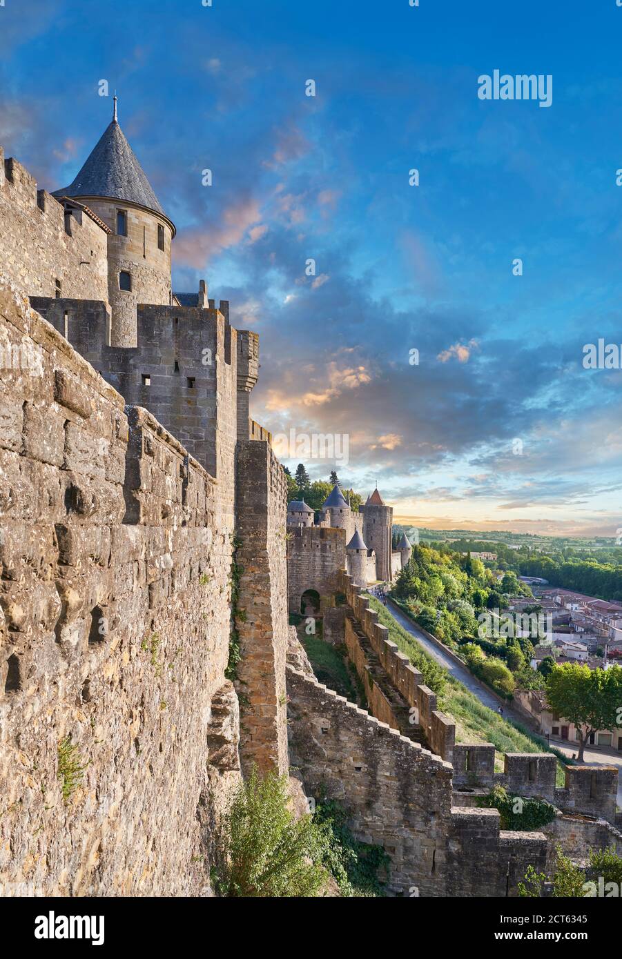 Carcasonne fortificaciones históricas medievales y murallas de la malversación, Carcasonne Francia Foto de stock