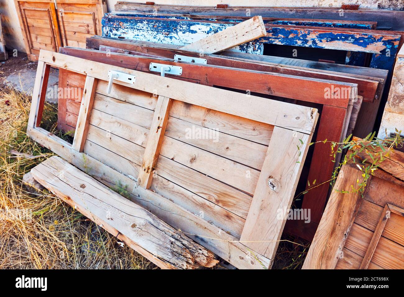 Desguace puertas de madera en una fila alineada con una pared en un  junkyard Fotografía de stock - Alamy