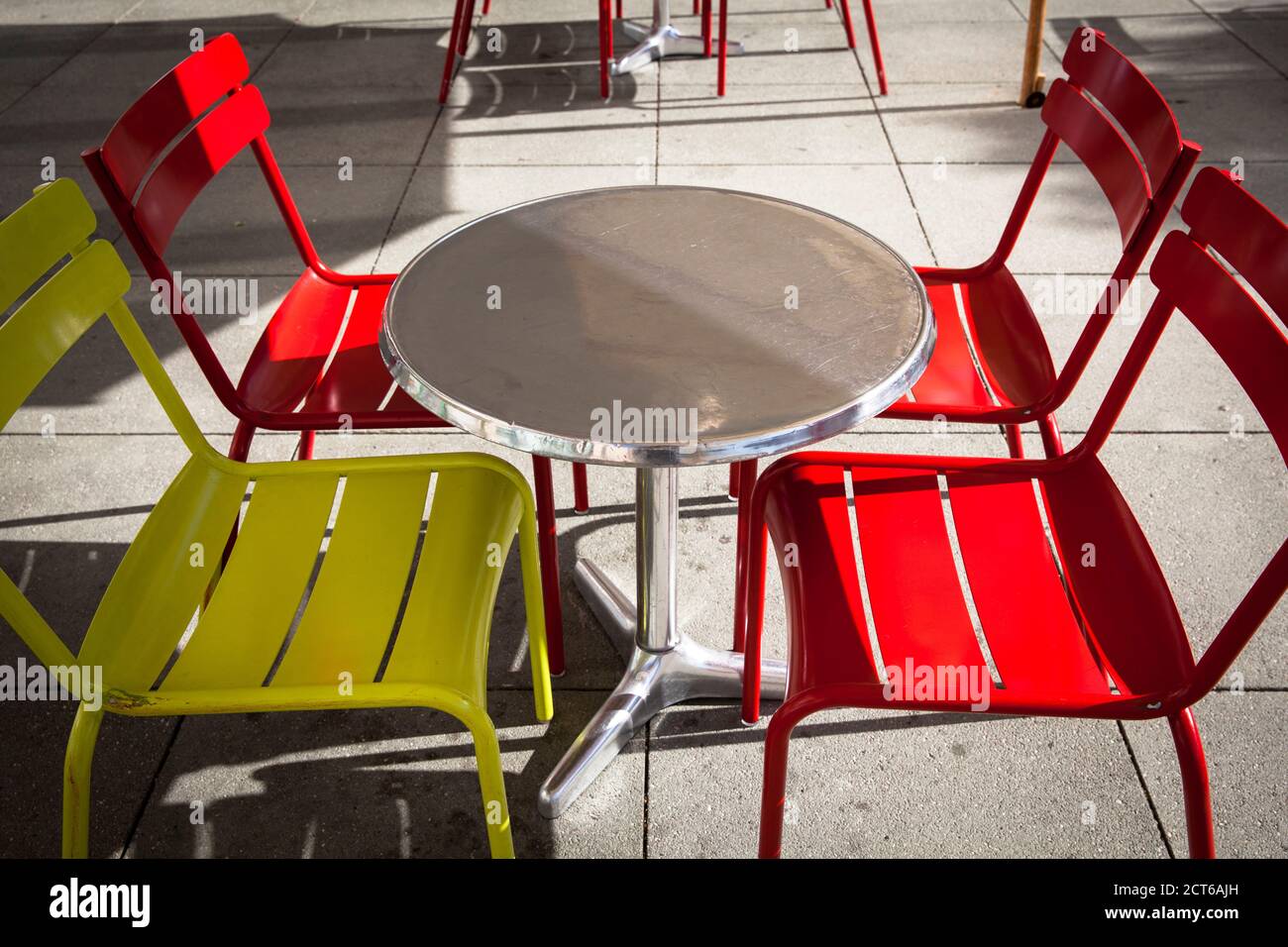 Sillas y mesa de bistro, gastronomía al aire libre en el Museo de Arte de  Bonn, Renania del Norte-Westfalia, Alemania. Bistrotuehle und Bistrotisch,  Aussengast Fotografía de stock - Alamy