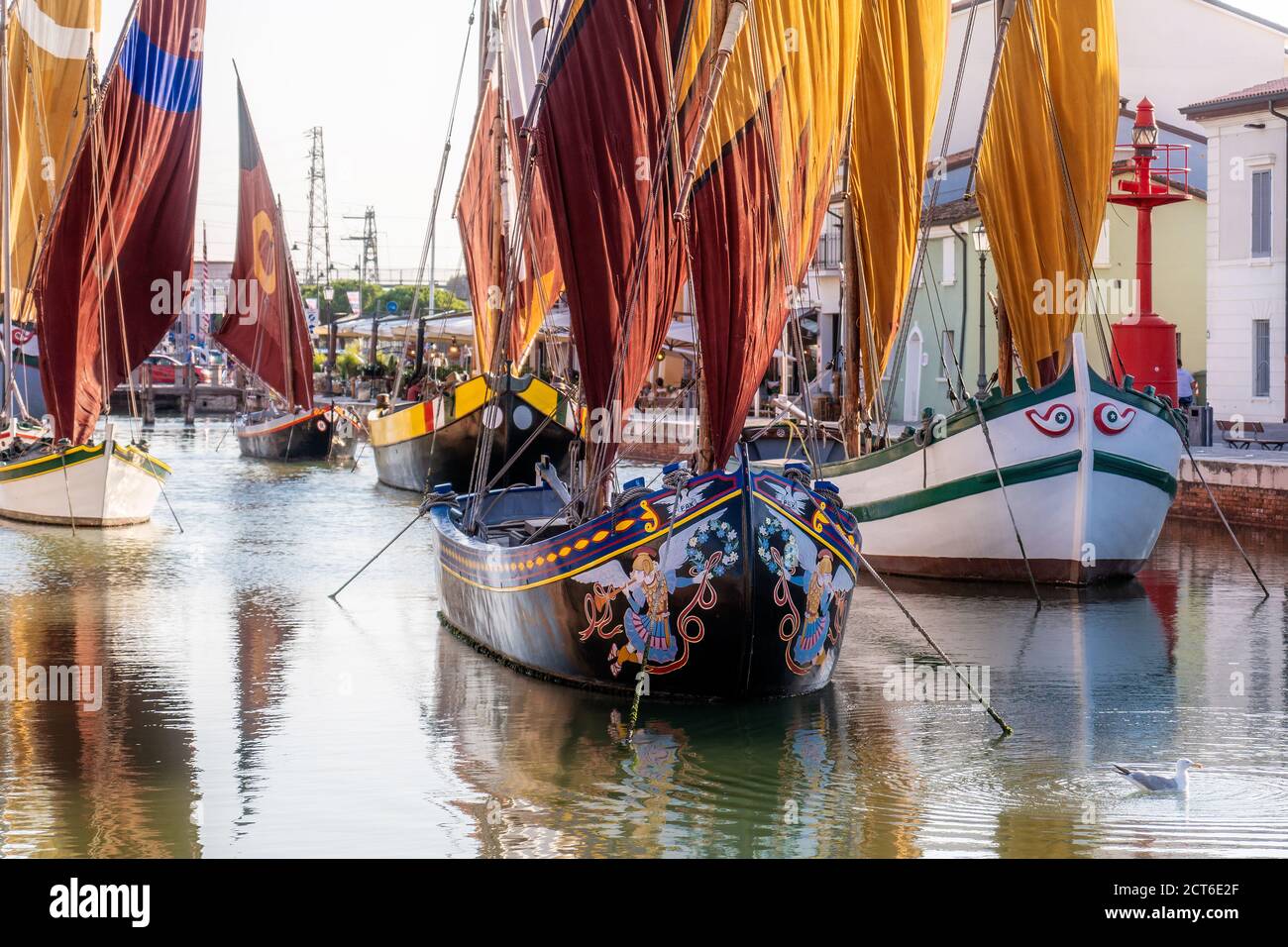 Cesenatico, Emilia Romagna, Italia, Julio 2020: Barco colorido en el puerto del canal de Cesenatico. Foto de stock