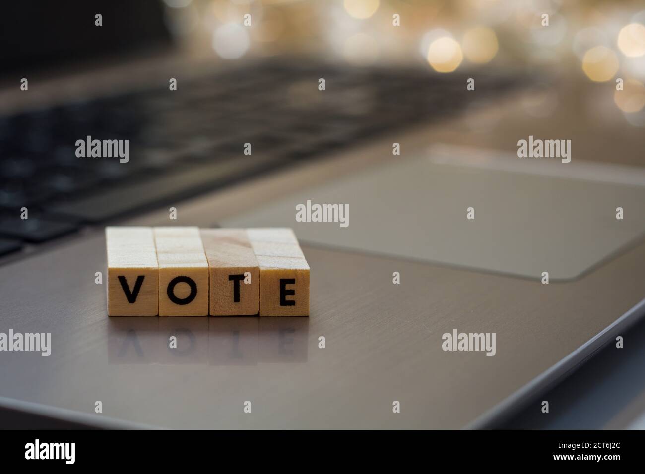 VOTAR letra bloques concepto en el teclado de la computadora portátil Foto de stock