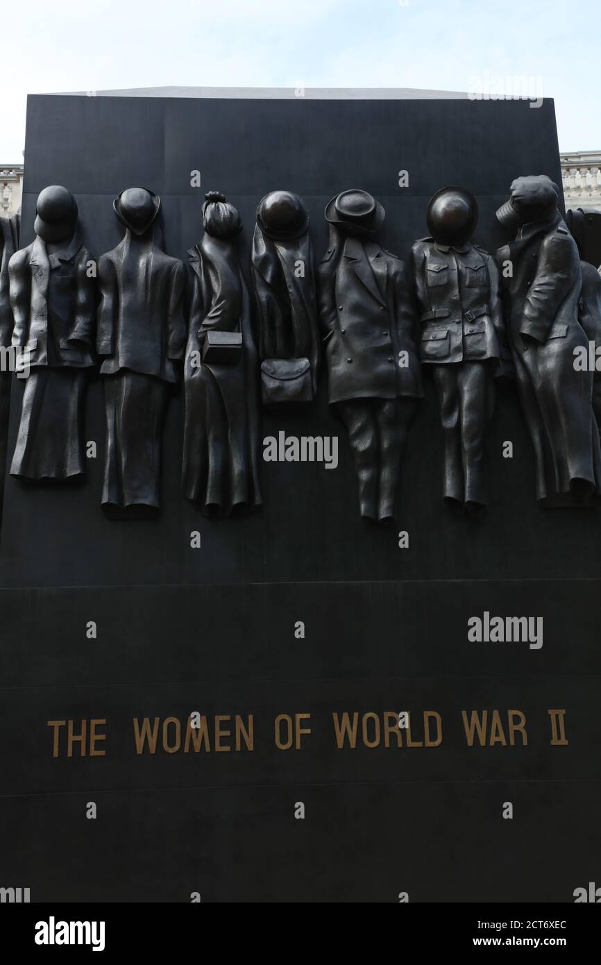 Primer plano del Monumento a la Guerra en honor al papel que las mujeres jugaron durante la Segunda Guerra Mundial se ve en Whitehall, Londres, Reino Unido. Foto de stock