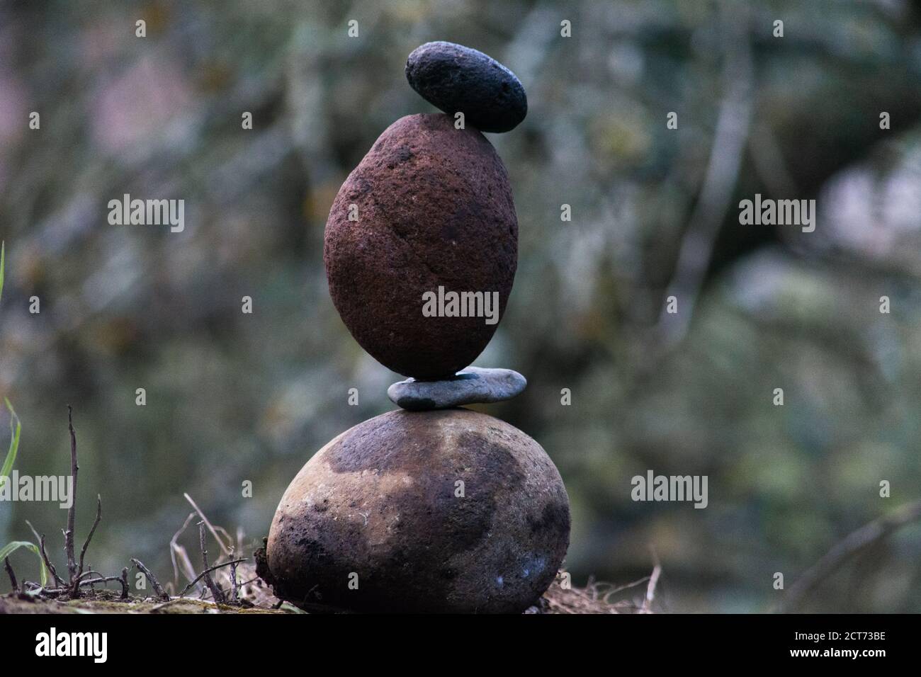 Equilibrio de piedras , un arte natural para la tranquilidad del alma y la mente Foto de stock