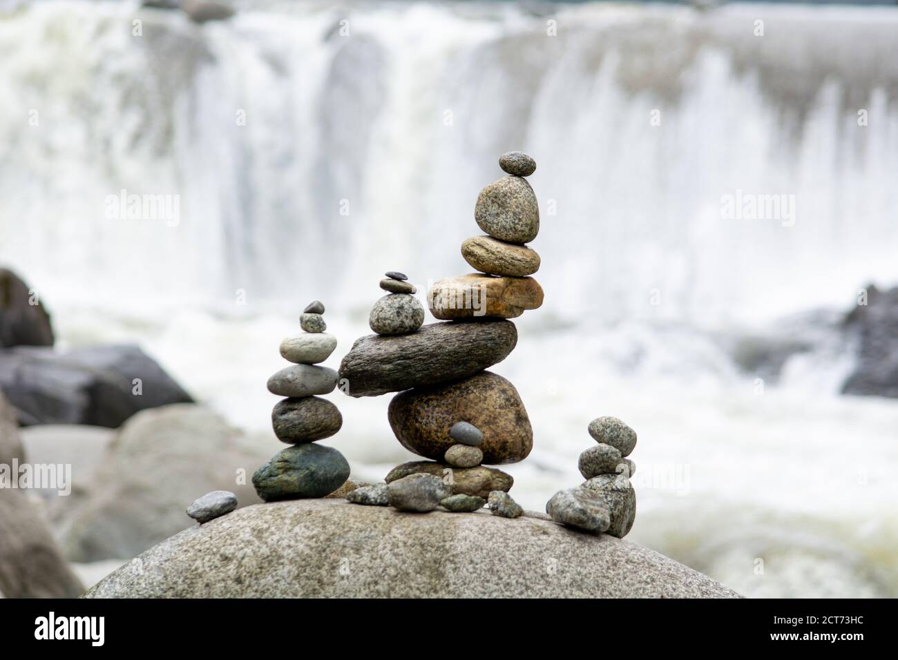 Equilibrio de piedras , un arte natural para la tranquilidad del alma y la mente Foto de stock