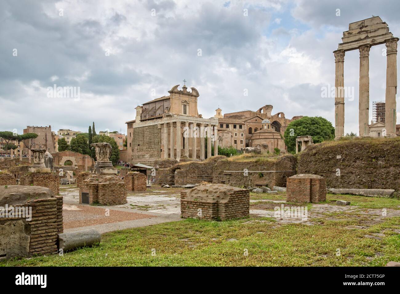 Gran vista del Templo de Antonino y Faustina en el Foro Romano, Roma, Italia Foto de stock