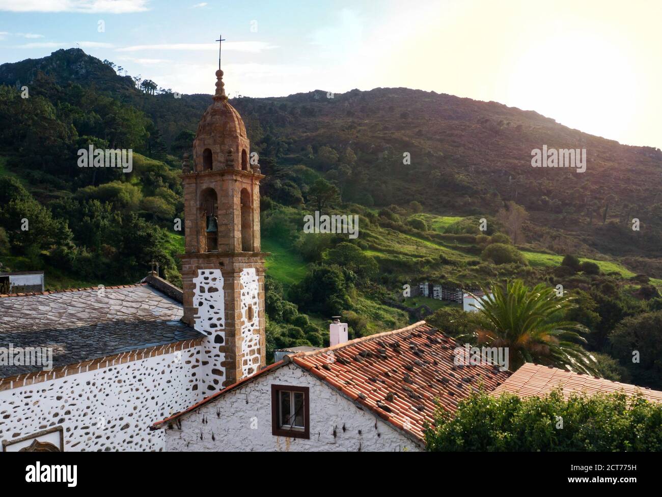 Santuario de San Andrés de Teixido al atardecer en Galicia, España. Destino popular de peregrinos. Foto de stock