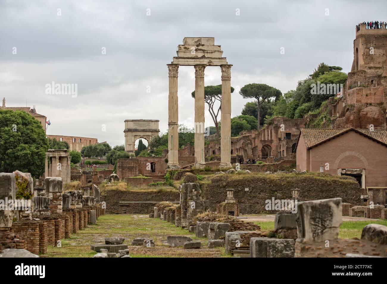 Tres columnas de pie de las ruinas del Templo de Castor y Pollux en el Foro Romano, Roma, Italia Foto de stock