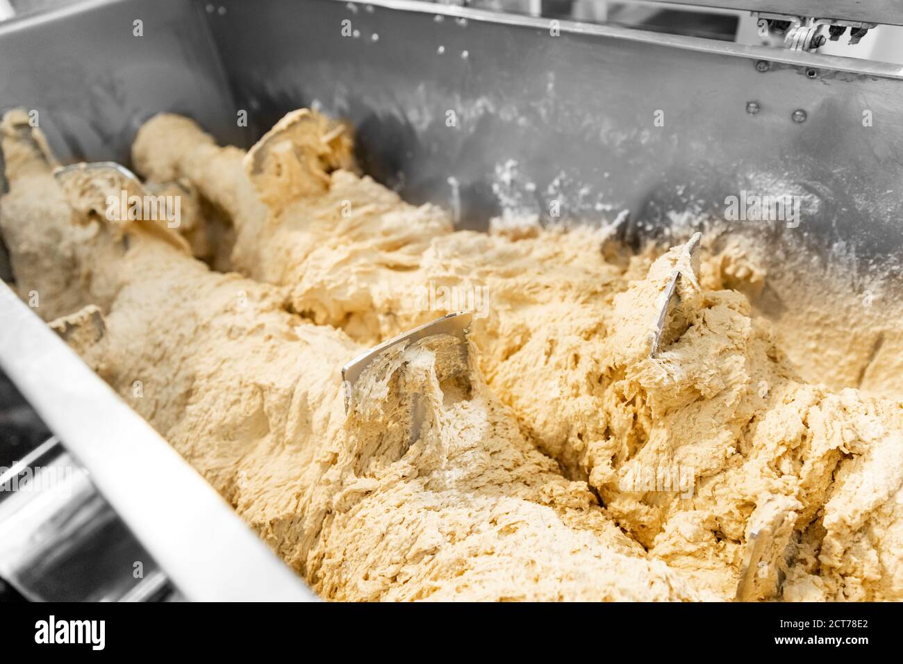 Máquina automática para amasar masa en panadería para pan, harina, levadura  y dispensador de agua. Planta alimentaria industrial Fotografía de stock -  Alamy