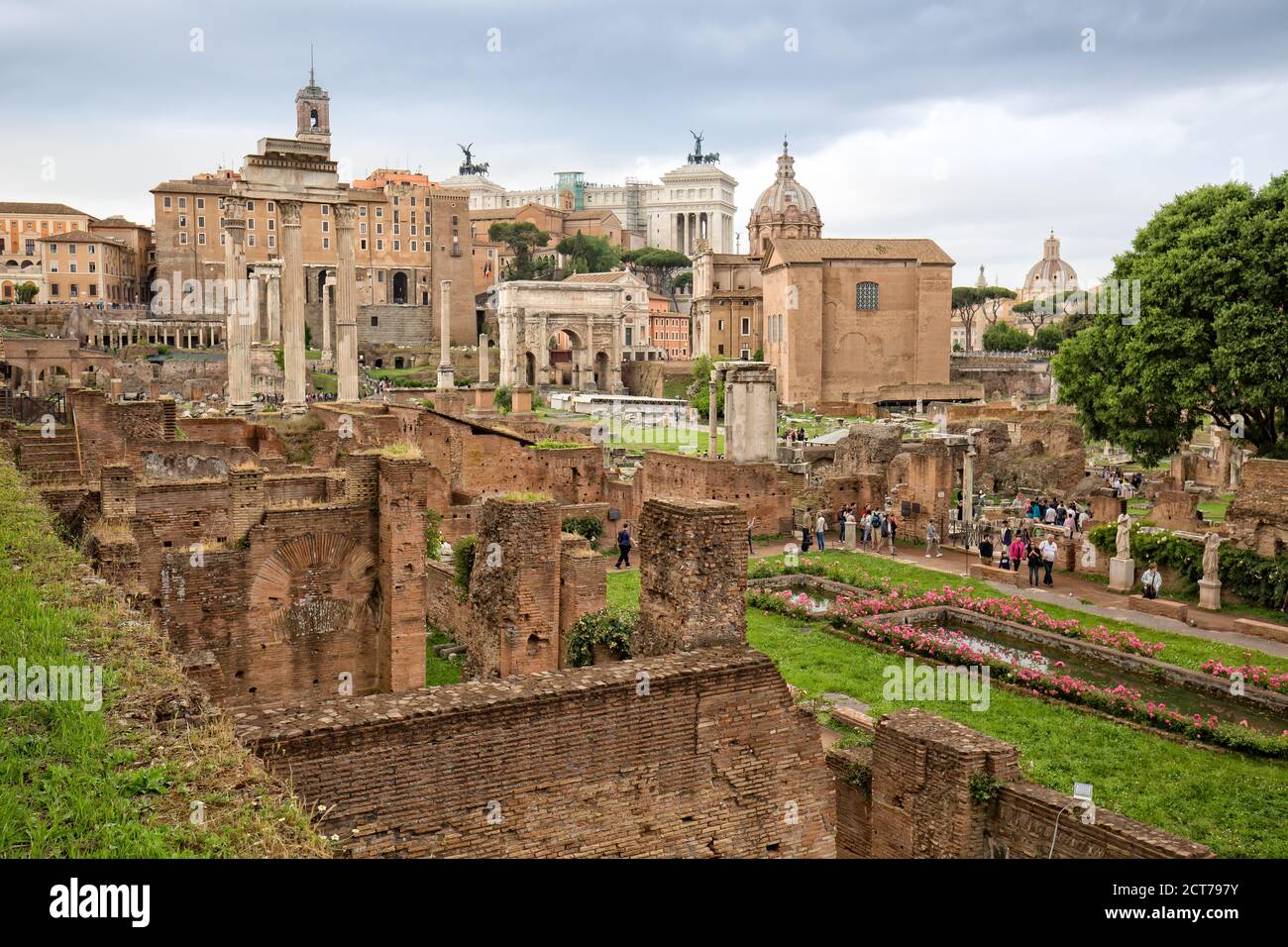 Roma, Italia - 15 de mayo de 2016: Los turistas visitan las antiguas ruinas del Foro Romano en el centro histórico de Roma Foto de stock