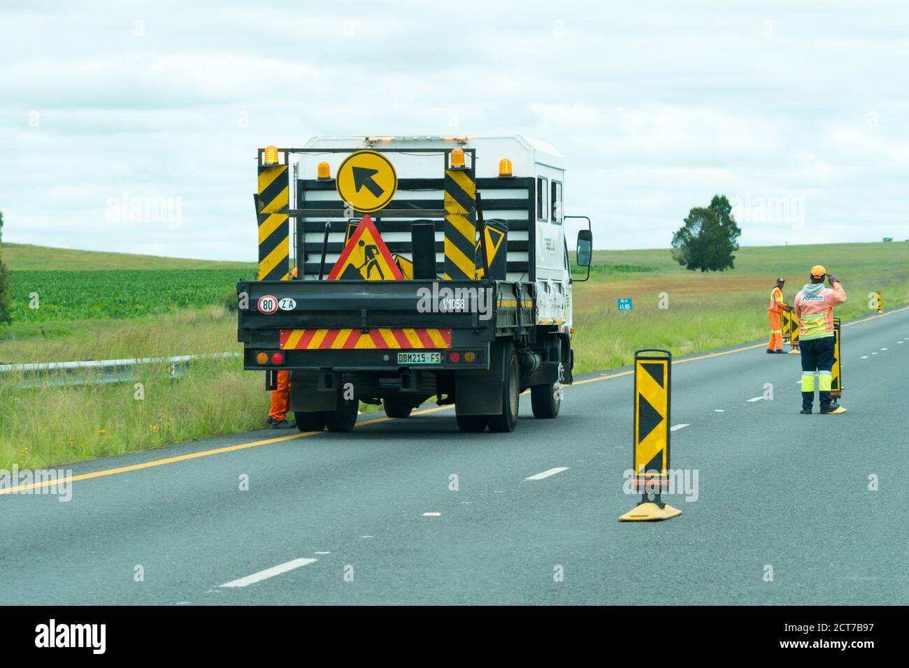 Obras con camiones y señales en la carretera en la provincia de Gauteng, Sudáfrica concepto de mantenimiento de carreteras y reparación de la infraestructura Foto de stock