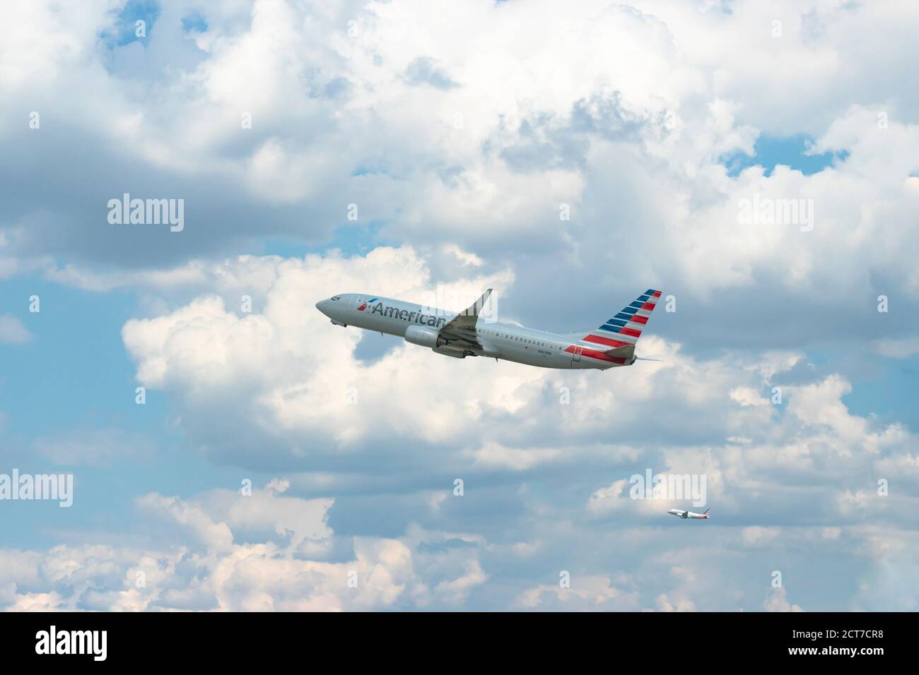 CHARLOTTE, NC (EE.UU.) - 24 de agosto de 2019: An American Airlines - Boeing 737-823 en vuelo poco después del despegue desde el Aeropuerto Internacional Charlotte-Douglas Foto de stock