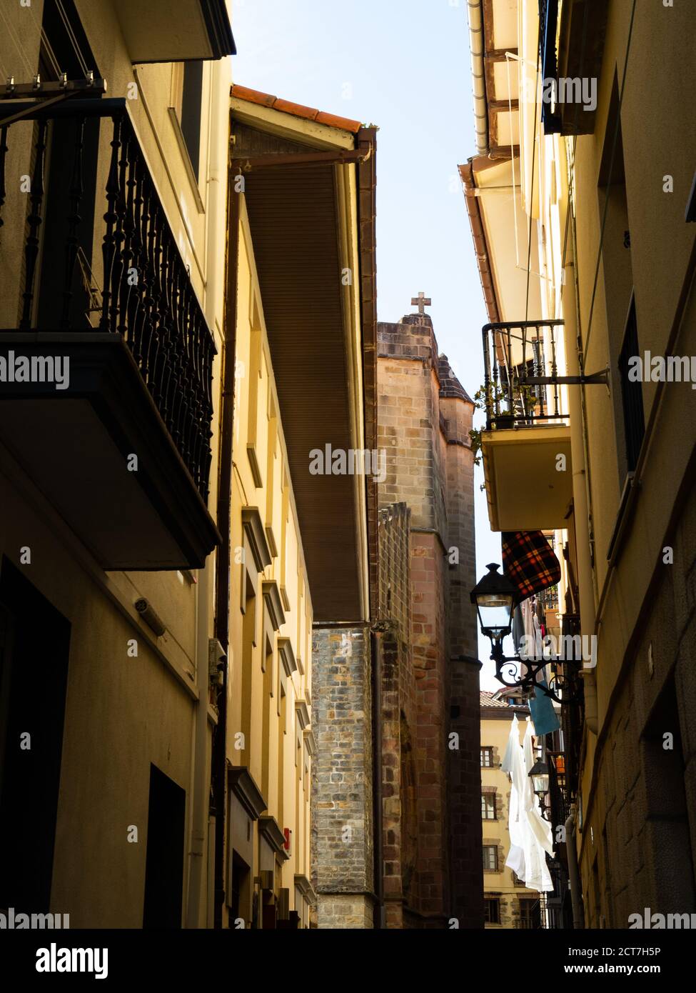 Tiro vertical de una calle estrecha en Getaria, España Foto de stock