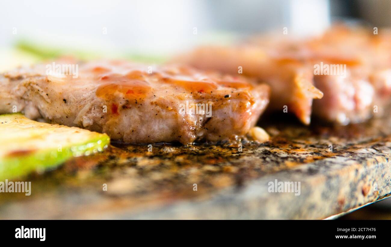 carne a la parrilla sobre una piedra, recetas del autor para la marinada y  carne a la parrilla Fotografía de stock - Alamy