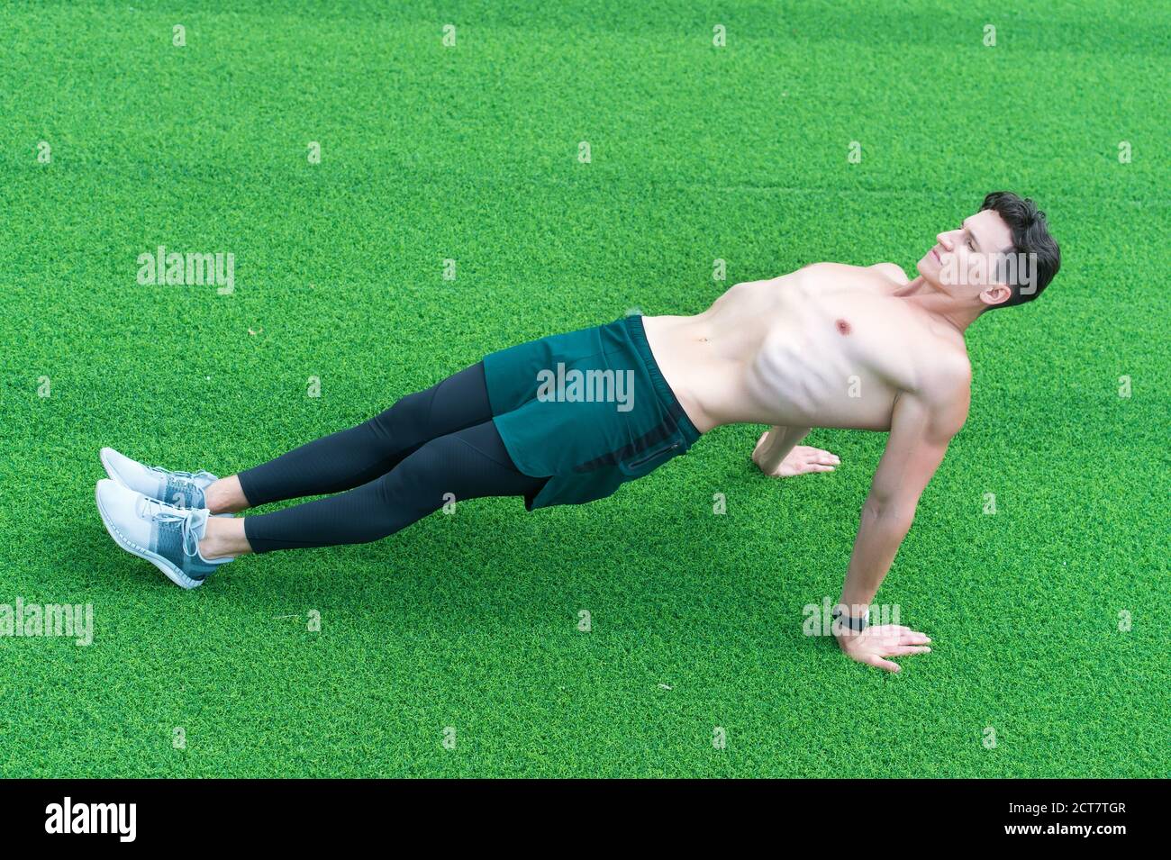 La plancha invertida ayuda a fortalecer la parte inferior de la espalda, el  hombre haciendo ejercicio al aire libre Fotografía de stock - Alamy