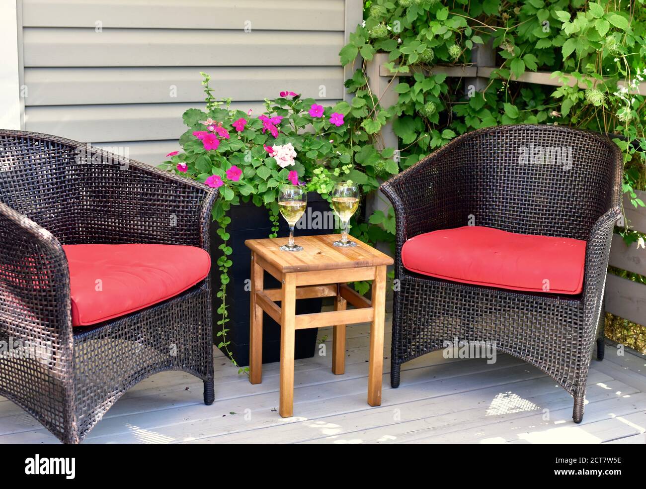 Terraza al aire libre aislada en un jardín ajardinado en el patio trasero  con acogedor asientos para relajarse en las noches de verano bebiendo vino  Fotografía de stock - Alamy