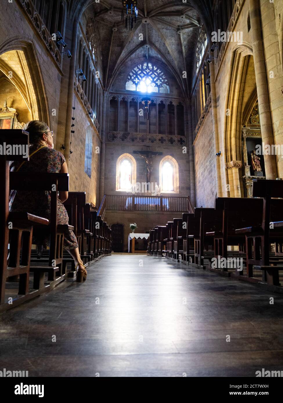 Disparo vertical de un interior de la iglesia en Getaria, España Foto de stock