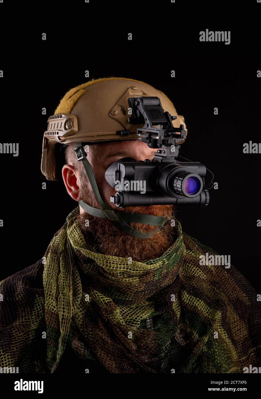 Dispositivo de visión nocturna conectado al casco. Un dispositivo especial  para observar en la oscuridad. Equipo para las fuerzas militares,  policiales y especiales Fotografía de stock - Alamy