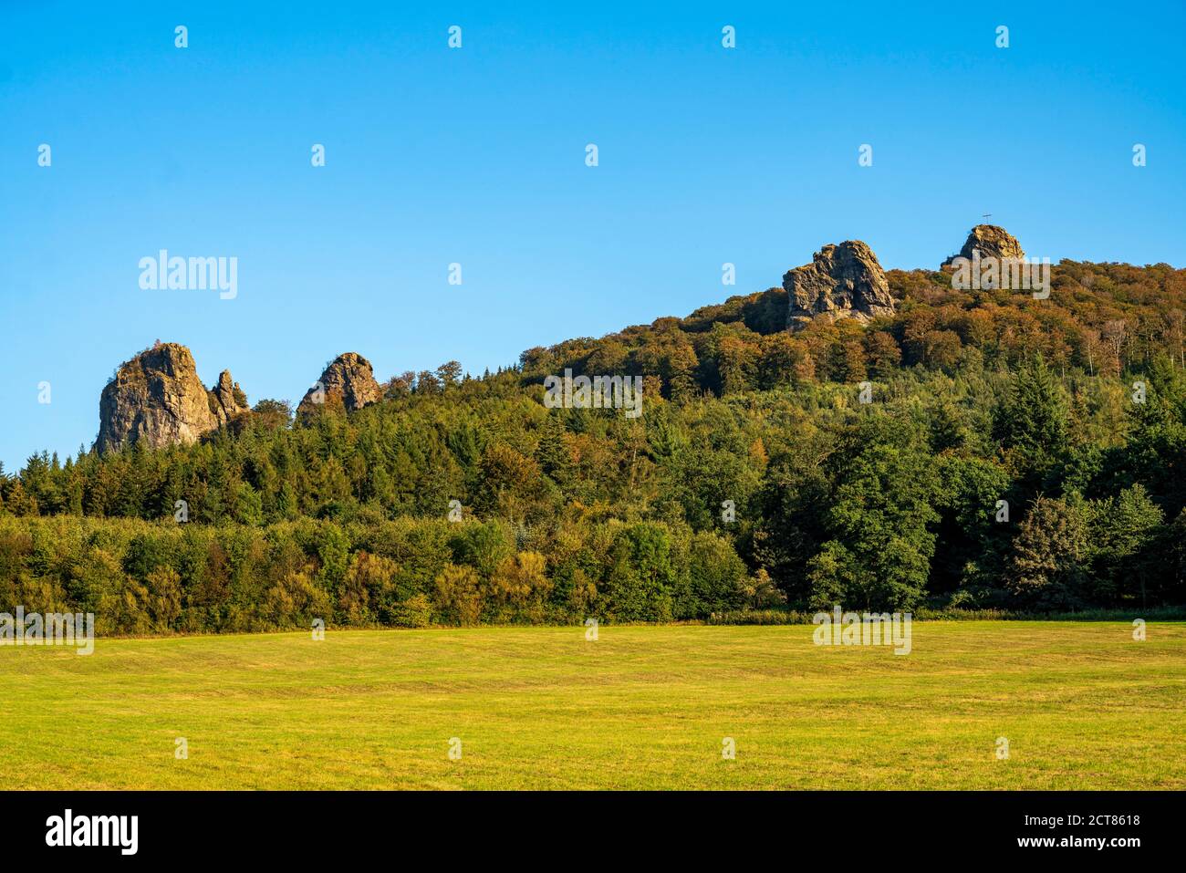 El Bruchhauser Steine, en la Hochsauerlandkreis, formaciones rocosas con cuatro rocas principales, en la montaña Istenberg, en el Rothaargebirge, Bruchhausen Foto de stock