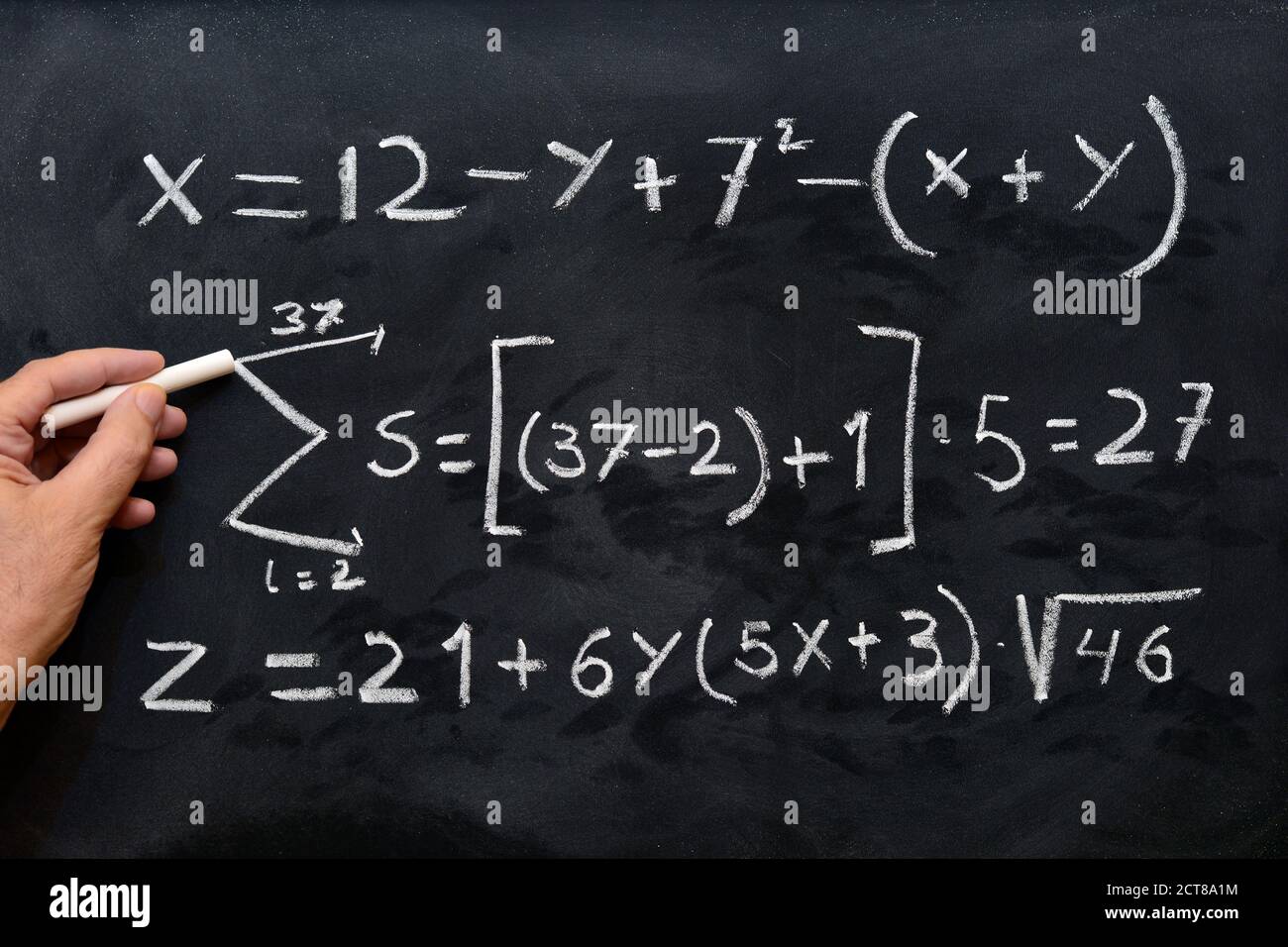 Operaciones matemáticas como un mano con una tiza en la pizarra Fotografía  de stock - Alamy