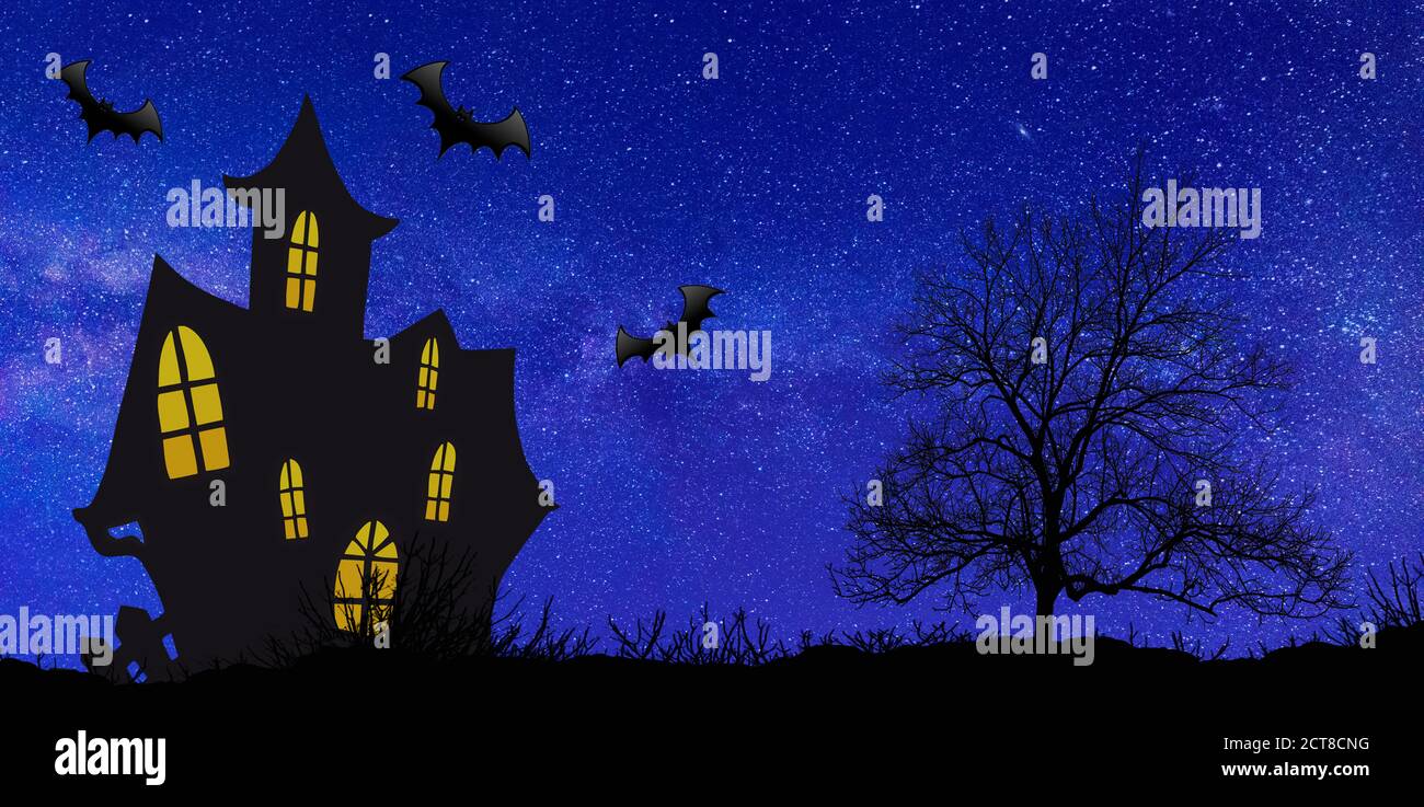 Haunted House y la silueta de un árbol solitario contra la puesta de sol de  la noche En la noche de Halloween Fotografía de stock - Alamy