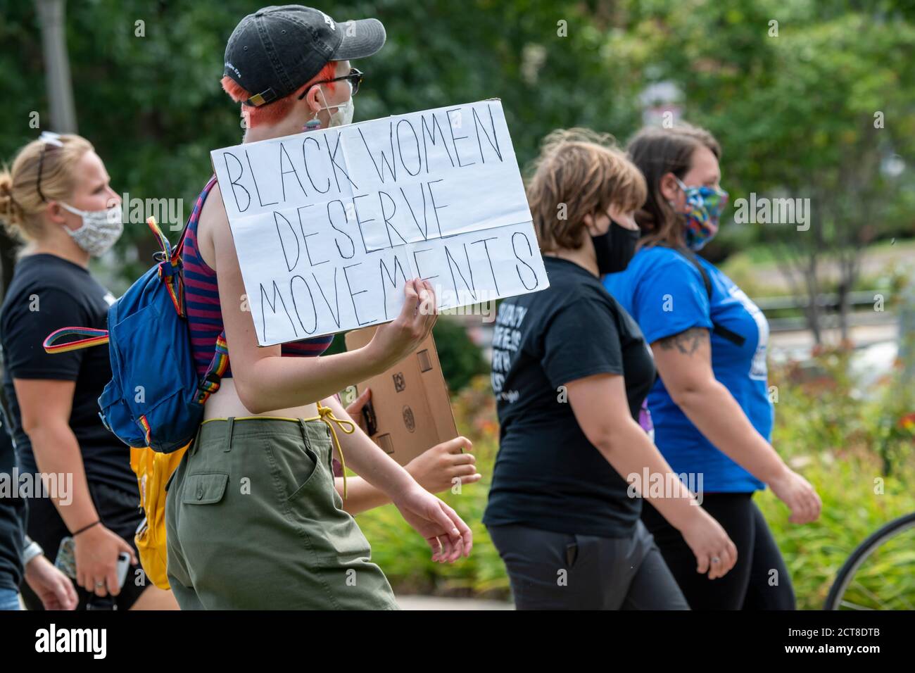 San Pablo, Minnesota. 22 de agosto de 2020. Los jóvenes marchan y se reúnen para poner fin a la violencia. Manifestante sosteniendo a una mujer negra merecen movimientos firmar en el rally. Foto de stock